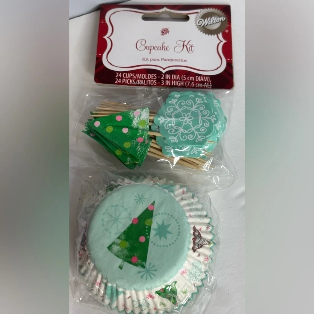 HOLIDAY BAKERS BUNDLE!!  COOKIE CUTTERS, CUPCAKE BAKING CUPS, ETC.  (ALL NEW)🎄